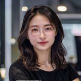 娜娜科技UX设计负责人赵雨桐头像，创意感强的年轻女性设计师，背景为设计工作台